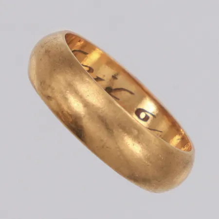Ring slät stl: 15¾, gravyr, repor, 18K Vikt: 4,1 g