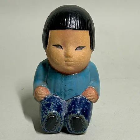 Figurin "Mei" Lisa Larson för Rörstrand ur serien All Världens Barn, same, höjd 10cm, stämplar, något flammig färg, delvis glaserat stengods
