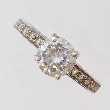 Ring med vita stenar stl:18 bredd 8mm GHA silver 925/1000 Vikt: 3,9 g