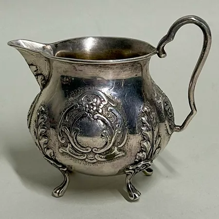 Gräddkanna mönstrad höjd ca 7cm, kattfot, silver 830/1000 Vikt: 103,2 g