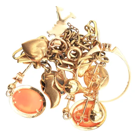 Diverse Guld, camé, stenar, berlocker, 18K. Vikt: 12,3 g