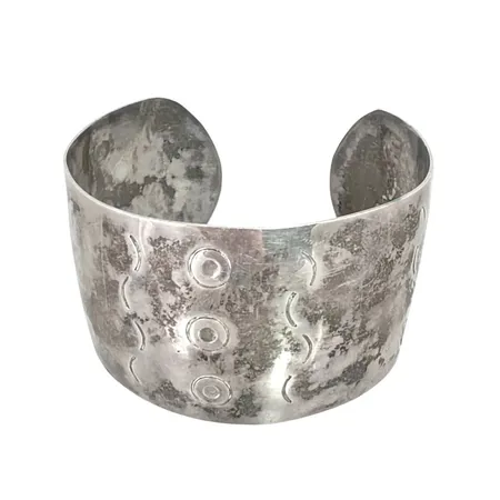 Armring silver mönstrad modell, inre mått 19,0 cm , bredd 41 mm, bruksmärken Vikt: 54,4 g