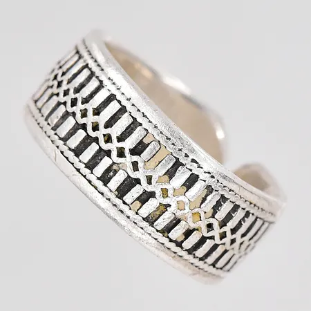 Ring med öppen skena stl:19 bredd 9,5mm skev silver 925/1000 Vikt: 8 g