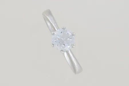 Ring med sten stl:18 bredd 6 mm, silver 925/1000 Vikt: 3,2 g