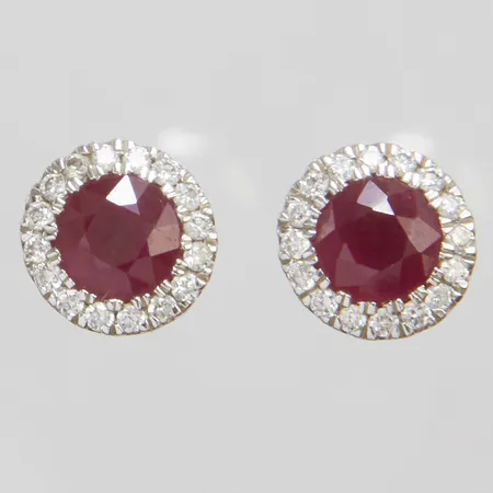 Örhängen med rubiner Ø ca.4mm samt diamanter 32 x ca.0,003ct, Ø6,5mm, saknar snurrebussar, vitguld, 18K Vikt: 2 g