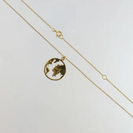 Collier med världskarta längd 40-45cm bredd 0,5-18,5mm förgyllt Silver 925/1000. Vikt: 3,6 g