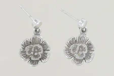 Ett par örhängen längd 1,5 cm bredd 1 cm, ploppar saknas silver   Vikt: 3,5 g