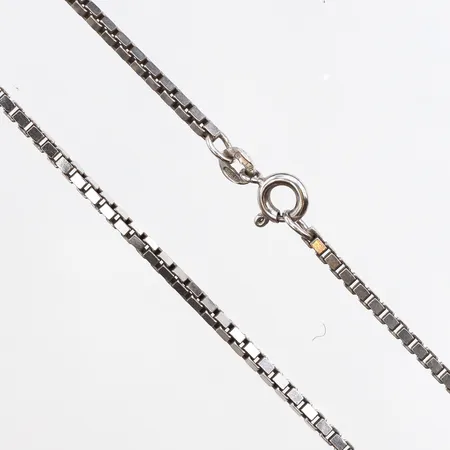 Kedja Venezia, längd ca 60cm, bredd ca 1,8mm, 835/1000 silver. Vikt: 13,1 g