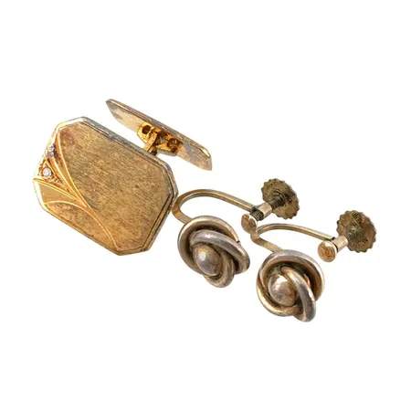 Örhängen ett par + enkel Manschettknapp silver, örhängen tillverkade av Nils Widberg Helsingborg 1950, modell med skruv Vikt: 9,3 g