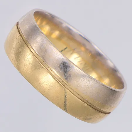 Ring tvåfärgad stl:20¾, gravyr, 9K Vikt: 8,2 g