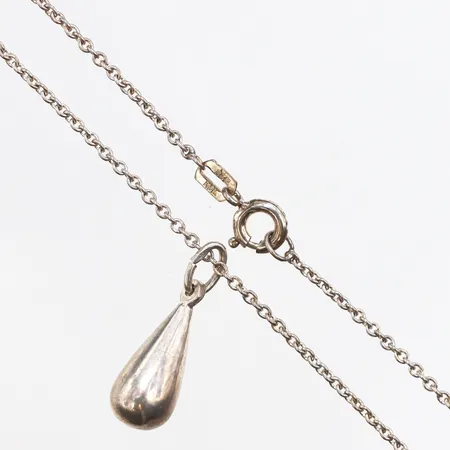Kedja med hänge, längd ca 45cm, bredd ca 0,8mm, 835/1000 silver. Vikt: 3 g