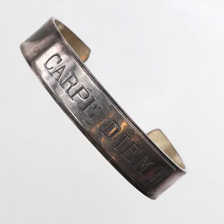 Armband stelt Evfa Attling, Carpe Diem, Ø6cm, bredd ca 13,5mm, 925/1000 silver. Vikt: 36,9 g