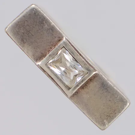 Ring med vit sten, bredd 24mm, stl:17, repor, 925/1000 silver Vikt: 8,8 g