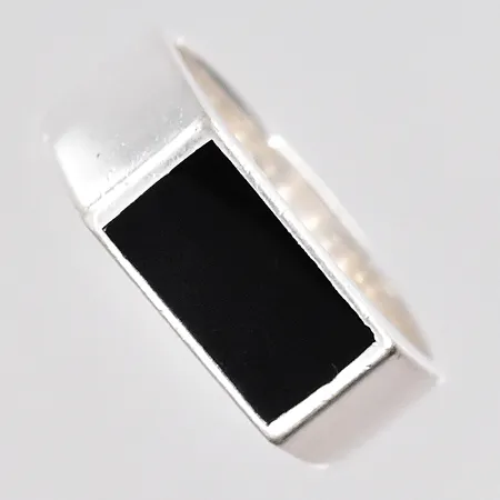 Klackring med svart sten stl:20¾ bredd 8,5mm GHA silver 925/1000 Vikt: 10,2 g