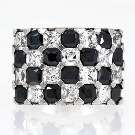 Ring med vita och svarta cz stenar stl:19 bredd 8,6-17,7mm, silver 925/1000 16,9g. 