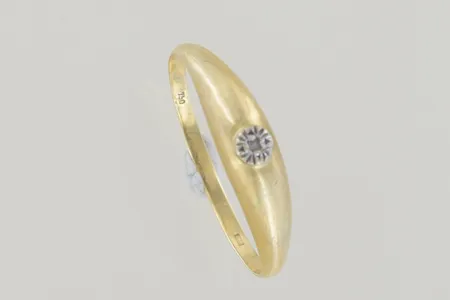 Ring stl:19 mm bredd 4,6 mm, lite ojämn 18K Vikt: 1,3 g