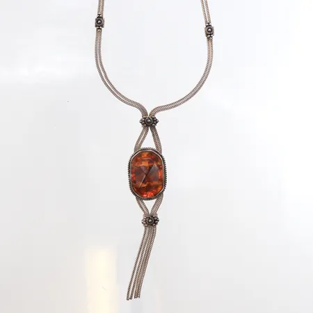Collier med bärnsten, längd ca 48cm, bredd ca 3,1mm, 925/1000 silver. Vikt: 31,4 g