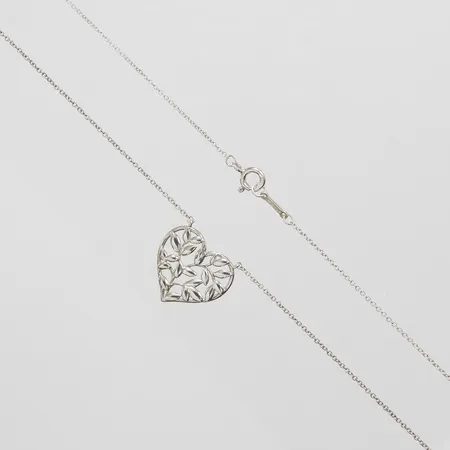 Collier Tiffany & Co. Olive Leaf Heart Pendant, design: Paloma Picasso, 17,5x17,9mm, kedja Ankar, längd: 45,5cm, bredd: 1mm, inga tillbehör Vikt: 2,3 g