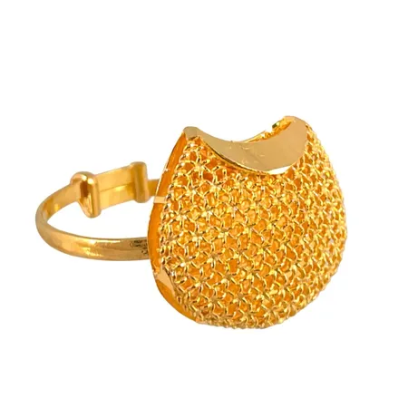 Ring i 21K guld, stl: maximalt 19½ mm (justerbar skena), något ojämn skena Vikt: 2,5 g