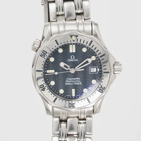 Armbandsur Omega Seamaster Professional Diver 300, stål, quartz, 36mm, ref-nr 2562.80.00, serie-nr 55757568, cal 1538, år 1995, safirglas, datum, heliumventil, originallänk ref-nr 1502/824 viklås, åldersbetingat bruksslitage, i behov av batteribyte, certifikat Bo Bergren Stockholm 1998, manual.