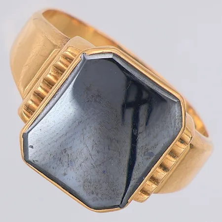 Klackring hematit stl:20¼ Bengt Hallberg Guldsmeds AB, 18K Vikt: 5,6 g