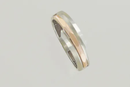 Ring stl:17½ bredd 6 mm, 18K 2 färger  Vikt: 3,4 g