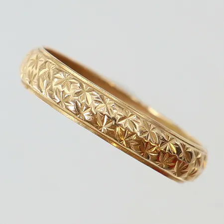 Ring med mönster dekor stl:16½ bredd 4mm 18K Vikt: 0,9 g