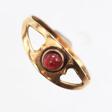 Ring med röd sten, stl:16½, bredd ca 2mm, 18K. Vikt: 1 g