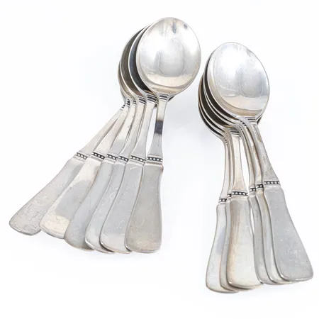 Uppsala i silver tolv mockaskedar 108 mm 132g 830/1000. En gummibandsförpestad.