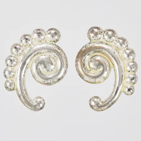 Ett par örhängen höjd 26mm, bredd 20mm, skruvsystem, bucklor, svenska importstämplar, silver 925/1000 Vikt: 3,9 g