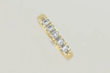 Ring med diamanter 0,35ct stl 19, graverad 18K   Vikt: 4,4 g