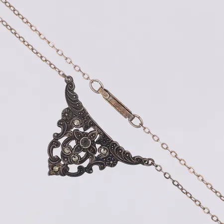 Collier markasiter längd 46,5cm bredd 1,7mm Carlson K & E 1946, saknar en sten, silver 830/1000 Vikt: 4,1 g