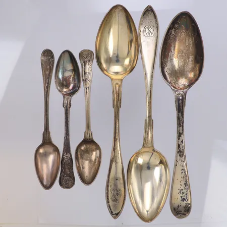 6 skedar, längd 14,5-22cm, gravyr, bucklor, 830/1000 silver Vikt: 261,7 g