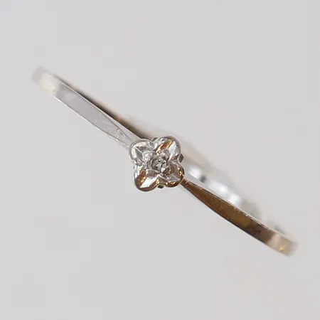 Ring med diamant 1 x 0,01ct stl:18½ bredd 4mm 18K Vikt: 1,3 g