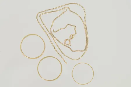 Ringar/halskedja, gravyr/defekt 18K  Vikt: 10 g