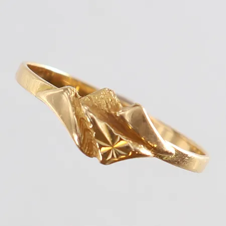 Ring med dekor stl:18 bredd 1,8-6mm 18K. Vikt: 1,3 g