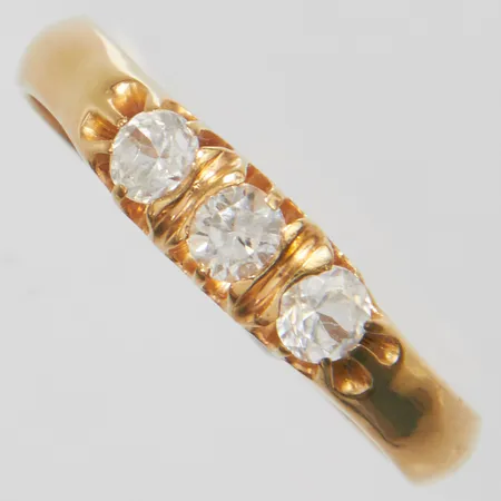 Ring med vita stenar, stl:19+, bredd: 3,3-4,3mm, svenska stämplar, 18K Vikt: 3,6 g