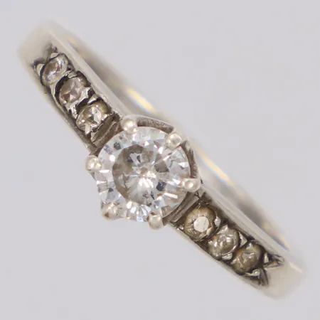Ring med vita stenar, stl 19¾, 925/1000 silver Vikt: 3,6 g