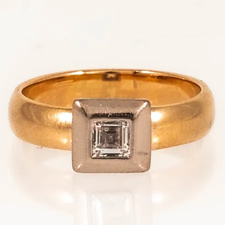 Ring med vit sten i kvadratisk fattning stl:18 bredd 4,2-7,4mm, stämplad ALTON, kattfot, röd- och vitguld 18K 5,7g. 