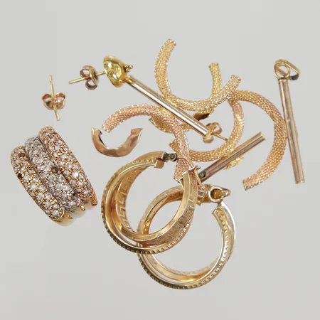 Ring med stenar, stenar saknas, udda örhängen, hängen, guldbitar, samtliga defekta, 18K Vikt: 18,6 g