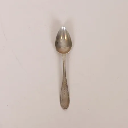 Sked Abraham Edborg Jönköping år 1842, längd 13,5cm, bucklor, gravyr, silver 830/1000 Vikt: 12,6 g