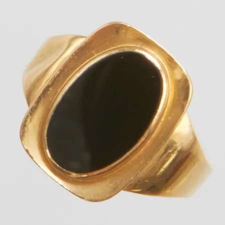 Ring med onyx Ø19, bredd: 3,1-16,4mm, skev skena, bucklig, svenska stämplar, 18K Vikt: 4,2 g