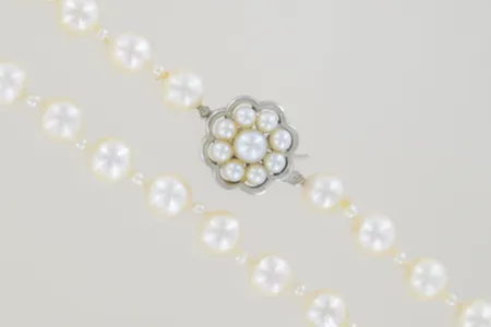 Pärlhalsband sötvattenspärlor längd 61 cm bredd 7/16 mm låsi 18K  Vikt: 33,9 g