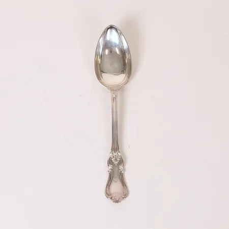 Matsked modell "Olga", längd 22cm, Guldsmedsaktiebolaget I Stockholm, Stockholm 1896, gravyr, silver 830/1000. Vikt: 68,6 g