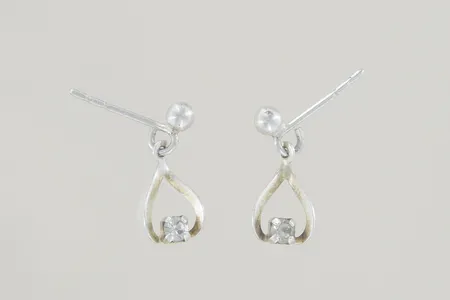 Ett par örhängen längd 1 cm, ploppar saknas silver   Vikt: 0,8 g