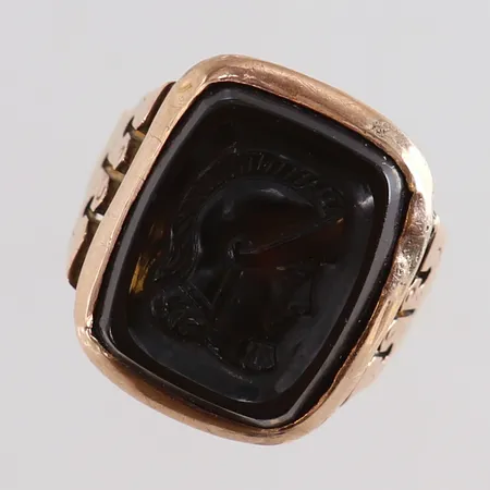 Ring med onyx med dekor stl:16½ bredd 4,5-18mm fattning i 14K sten sitter löst ostämplat 18K. Vikt: 5 g