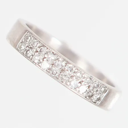 Ring vitguld med diamanter 20x0,005ct stl:16¾, bredd: 4mm, Gunnar Fahlström Hovjuvelerare, Stockholm år. 1966, 18K Vikt: 4,7 g