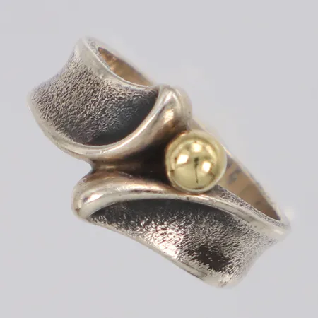 Ring med förgylld detalj, stl 16¼, bredd 10,7mm, repor, 925/1000 silver Vikt: 4,3 g