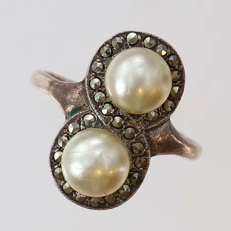 Ring med plastpärlor samt markasiter stl:18 bredd 20mm ostämplad Silver Vikt: 4 g