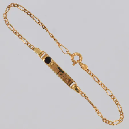 Armband bricka med svart sten, längd 14,7cm, bredd 2-3mm, gravyr, 21K Vikt: 1,5 g